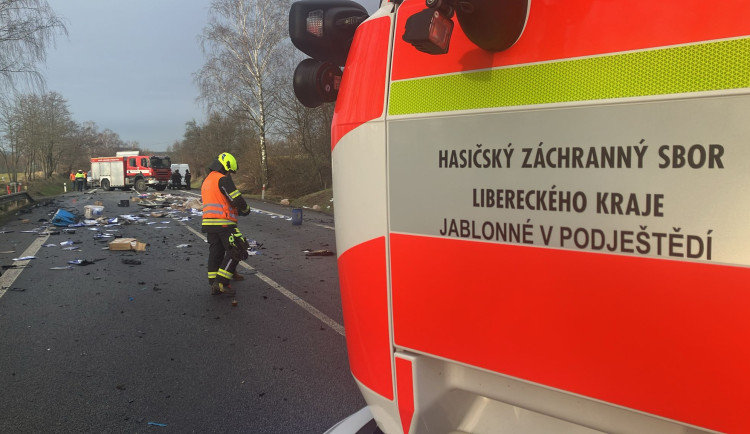 Střet dodávky s nákladním autem se uzavřel silnici 13 u Jablonného, jeden člověk zemřel