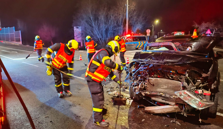 V Dobré na Frýdecko-Místecku se srazila dvě auta. Čtyři lidé se těžce zranili, byl mezi nimi školák