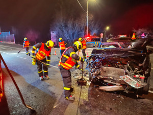 V Dobré na Frýdecko-Místecku se srazila dvě auta. Čtyři lidé se těžce zranili, byl mezi nimi školák