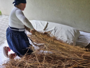 Žena z Mostů u Jablunkova vyrábí jako jediná v regionu žitné slamníky. Za tradiční řemeslo dostala ocenění