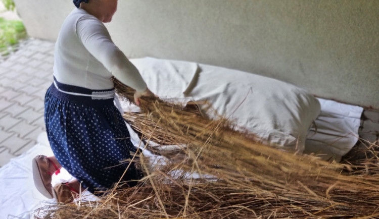 Žena z Mostů u Jablunkova vyrábí žitné slamníky. Za tradiční řemeslo dostala ocenění