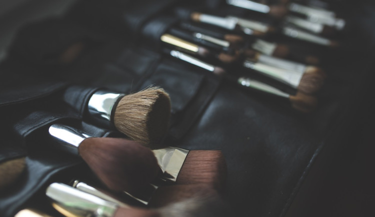 Jak správně vyčistit štětce na make-up? Použijte speciální čistič nebo dětský šampon