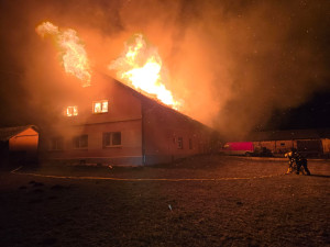 Rodině z Vítkova shořela střecha nad hlavou. Noční požár způsobil škodu za milion a půl