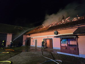 Rodině z Vítkova shořela střecha nad hlavou. Noční požár způsobil škodu za milion a půl