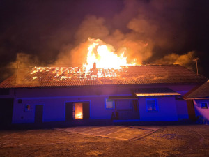 Rodině z Vítkova shořela střecha nad hlavou. Noční požár způsobil škodu za milion a půl