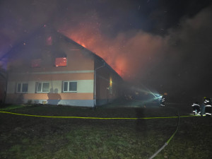 Rodině z Vítkova shořela střecha nad hlavou. Noční požár způsobil škodu za milion a půl