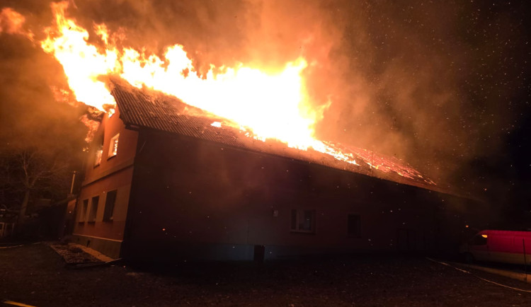 Rodině z Vítkova shořela střecha nad hlavou. Noční požár způsobil škodu za milion a půl