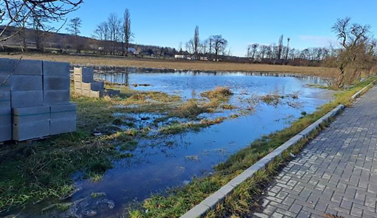 Záplava na okraji Prostějova: firma u potoka nestihla dokončit výkopové práce, u stavidla to nevěděli