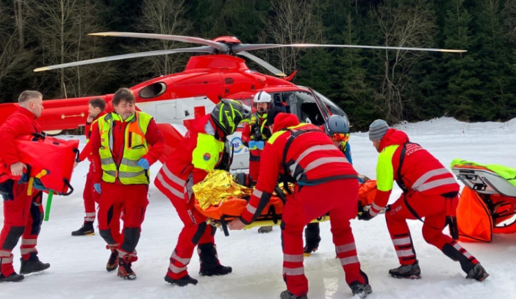 Dětská olympiáda se neobešla bez nehod. Pro vážně zraněného mladého lyžaře letěl do Beskyd vrtulník
