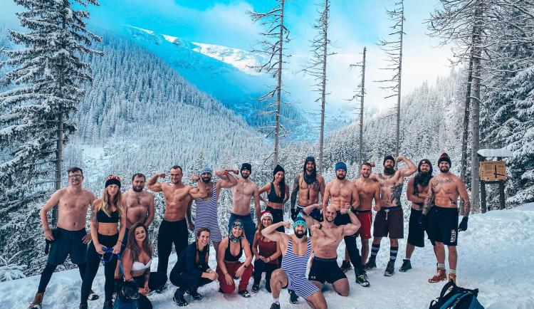 Lysou horu v Beskydech zdolalo skoro devadesát polonahých otužilců. Vytvořili světový rekord