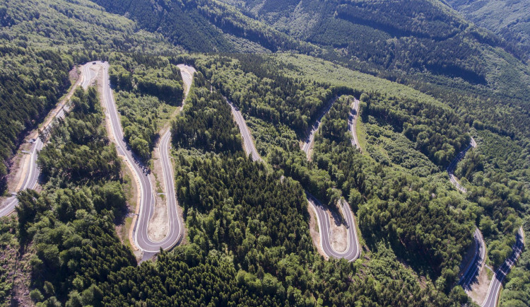 Radary na Červenohorském sedle dostaly zelenou. Oblíbenou trasu motorkářů mají začít hlídat letos