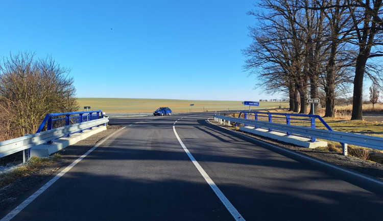 Úleva pro řidiče na Opavsku. Mnohé silnice čekají opravy, mezi Štáblovicemi a Oticemi se už jezdí po novém