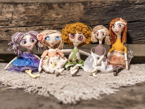 Holky z půdy vznikly jako kreativní únik od reality. Propojují dětskou fantazii, tvořivost a lásku ke knihám