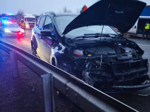 Při ranní nehodě dvou vozidel na dálnici D48 museli hasiči vyprostit řidičku. Vyvázla bez vážných zranění