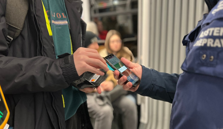 Kontroloři se opět zaměřili na černé pasažéry v tramvajích a autobusech. Lístek neměl každý dvacátý Ostravan