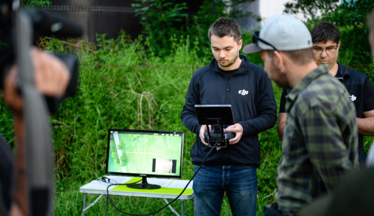 Při záchraně srnčat během senosečí pomáhají drony. Iniciativa hledá nové piloty