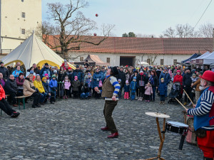 Masopustní veselí zasáhlo Slezskoostravský hrad. Zabíjačka i maškary.