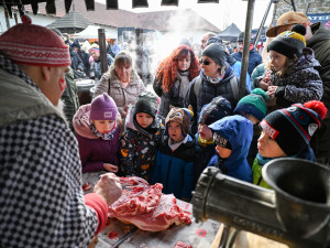 Masopustní veselí zasáhlo Slezskoostravský hrad. Zabíjačka i maškary.