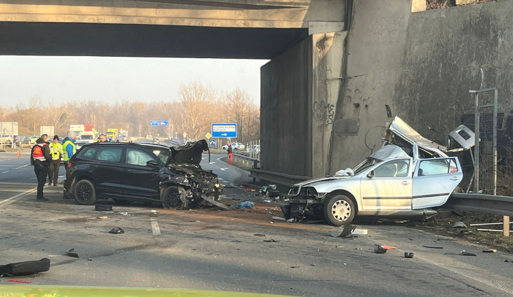 Tragická nehoda v Ostravě. Střet dvou osobních automobilů si vyžádal mrtvého a dva zraněné