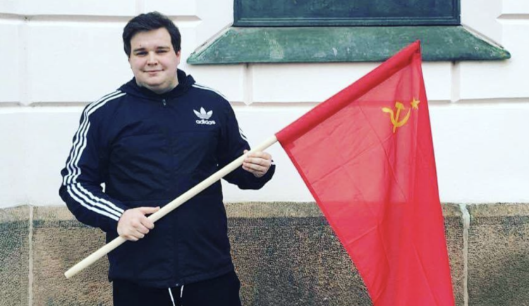 Komunista zesměšňuje popravu Horákové nebo smrt Palacha. Bolševický prase, píší lidé v komentářích