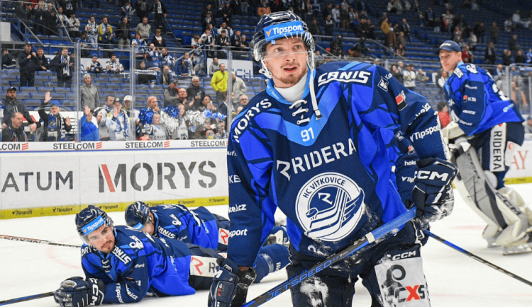 Hokejový útočník Barinka bude i v příští sezoně oblékat dres Vítkovic.