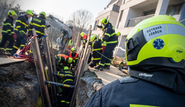 FOTO: Muže zasypala ve výkopu zemina. Hasiče čekalo náročné vyprošťování