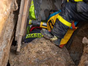 Muže zasypala ve výkopu zemina. Hasiče čekalo náročné vyprošťování.