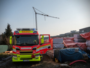 Muže zasypala ve výkopu zemina. Hasiče čekalo náročné vyprošťování.