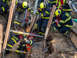 Muže zasypala ve výkopu zemina. Hasiče čekalo náročné vyprošťování.