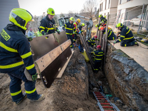 Muže zasypala ve výkopu zemina. Hasiče čekalo náročné vyprošťování.