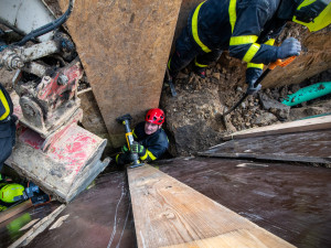 Muže zasypala ve výkopu zemina. Hasiče čekalo náročné vyprošťování.