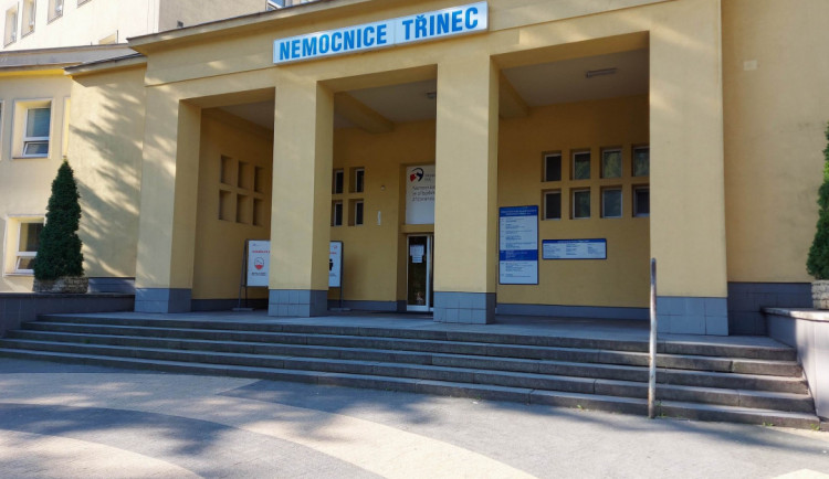 Po policejním zásahu v třinecké nemocnici padla obvinění. Třem pracovníkům hrozí až osmileté vězení