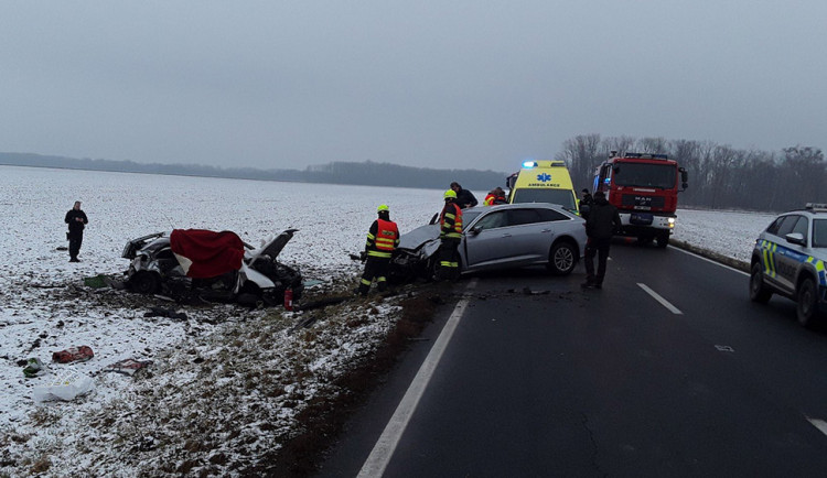 Tragický střet u Chomoutova. Při dopravní nehodě na Olomoucku zemřeli dva lidé