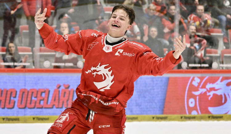 Třinec díky dvěma Marcinkovým gólům uspěl potřetí za sebou, v Hradci vyhrál 2:1