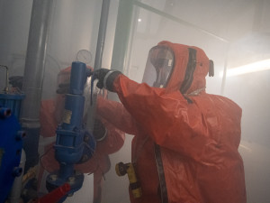 VIDEO: Na stadionu v Porubě hasiči nacvičovali zásah při úniku čpavku, nechyběly protichemické oděvy