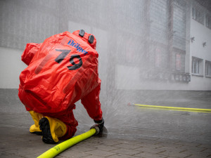 VIDEO: Na stadionu v Porubě hasiči nacvičovali zásah při úniku čpavku, nechyběly protichemické oděvy