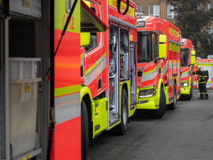 VIDEO: Na stadionu v Porubě hasiči nacvičovali zásah při úniku čpavku, nechyběly protichemické oděvy