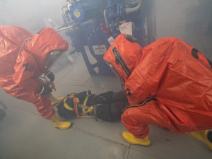 VIDEO: Na stadionu v Porubě hasiči nacvičovali zásah při úniku čpavku, nechyběly protichemické oděvy