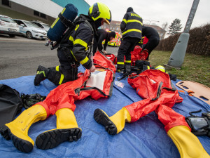 VIDEO: Na stadionu v Porubě hasiči nacvičovali zásah při úniku čpavku, nechyběly protichemické oděvy