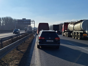 Nehoda šesti kamionů takřka na dvanáct hodin uzavřela D1 u Klimkovického tunelu