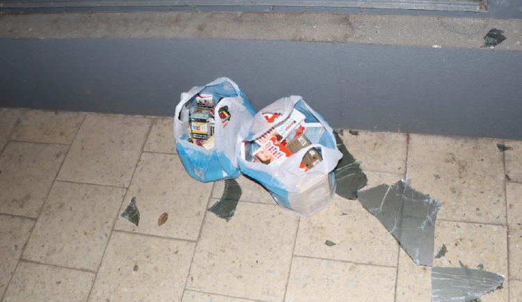 Zfetovaný zloděj se schovával v polici se zbožím. Ukradené čokolády, cigarety a zapalovače si už odnést nestihl