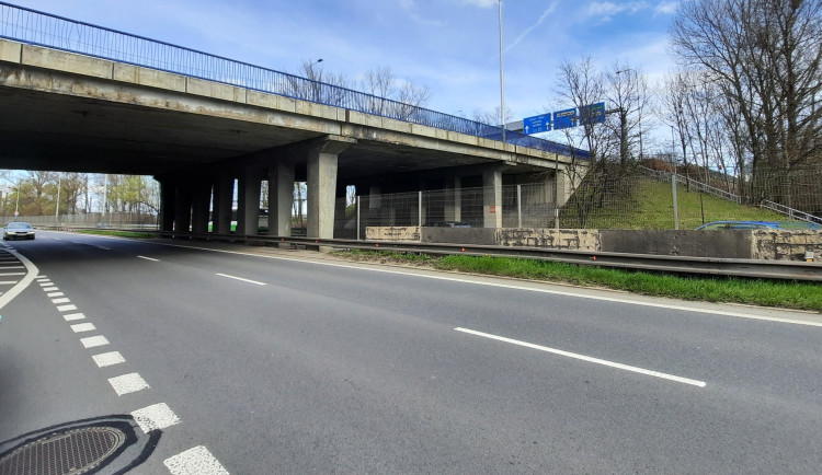 Dopravní peklo na Rudné nekončí. Most u Hornbachu ve Vítkovicích půjde k zemi, silničáři do roka postaví nový