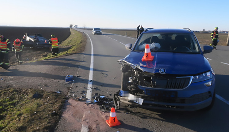 Senior ve škodovce zkřížil cestu druhému autu, pro muže z BMW letěl k Tovačovu vrtulník
