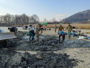 Ze dna vypuštěného rybníka v Odrách vylovili letoun Messerschmitt. Německá stíhačka spadla za války