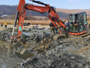 Ze dna vypuštěného rybníka v Odrách vylovili letoun Messerschmitt. Německá stíhačka spadla za války