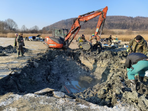 Ze dna vypuštěného rybníka v Odrách vylovili letoun Messerschmitt. Německá stíhačka spadla za války