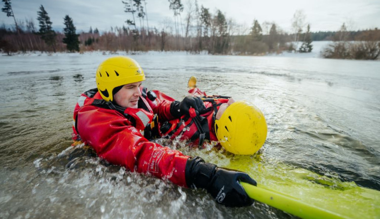 Pod dvěma bruslaři se v sobotu prolomil led přehrady Olešná. Z ledové vody je lovili hasiči