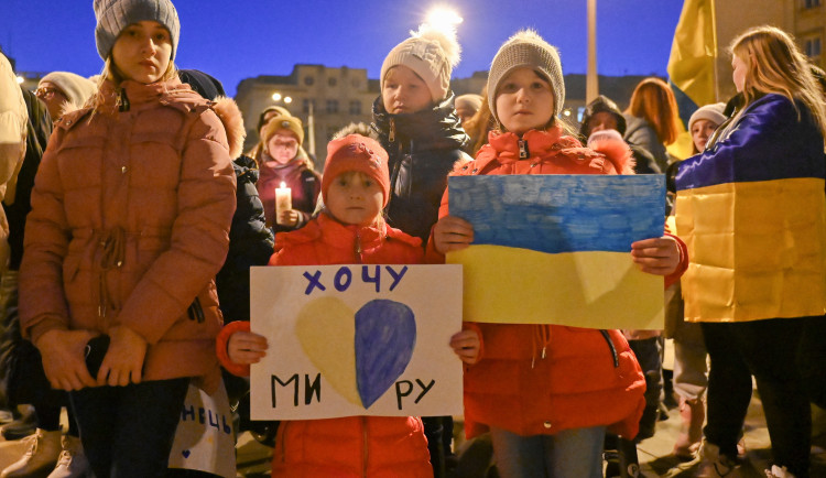 FOTO: Sláva Ukrajině! Lidé v Ostravě zpívali, modlili se i plakali