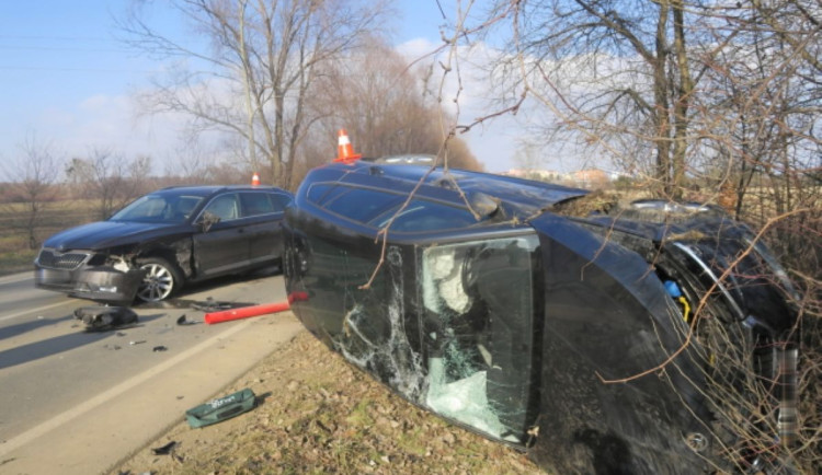 U Přerova auto skončilo na boku. Řidič na rovné silnici nezvládl odbočení, přehlédl předjíždějící vůz