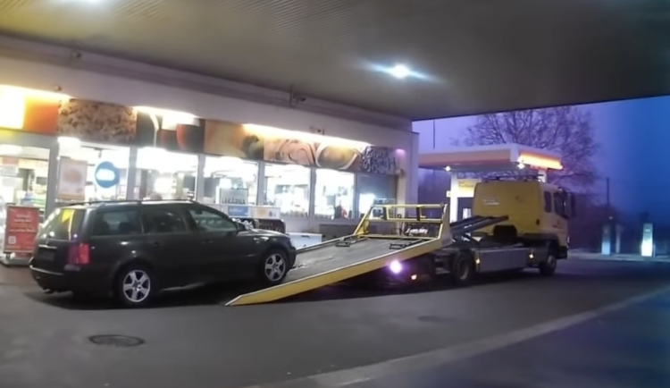 VIDEO: Řidičovi odtáhli dvě auta v jeden den. Dej mi pouta, zavři mě, prosil strážníka